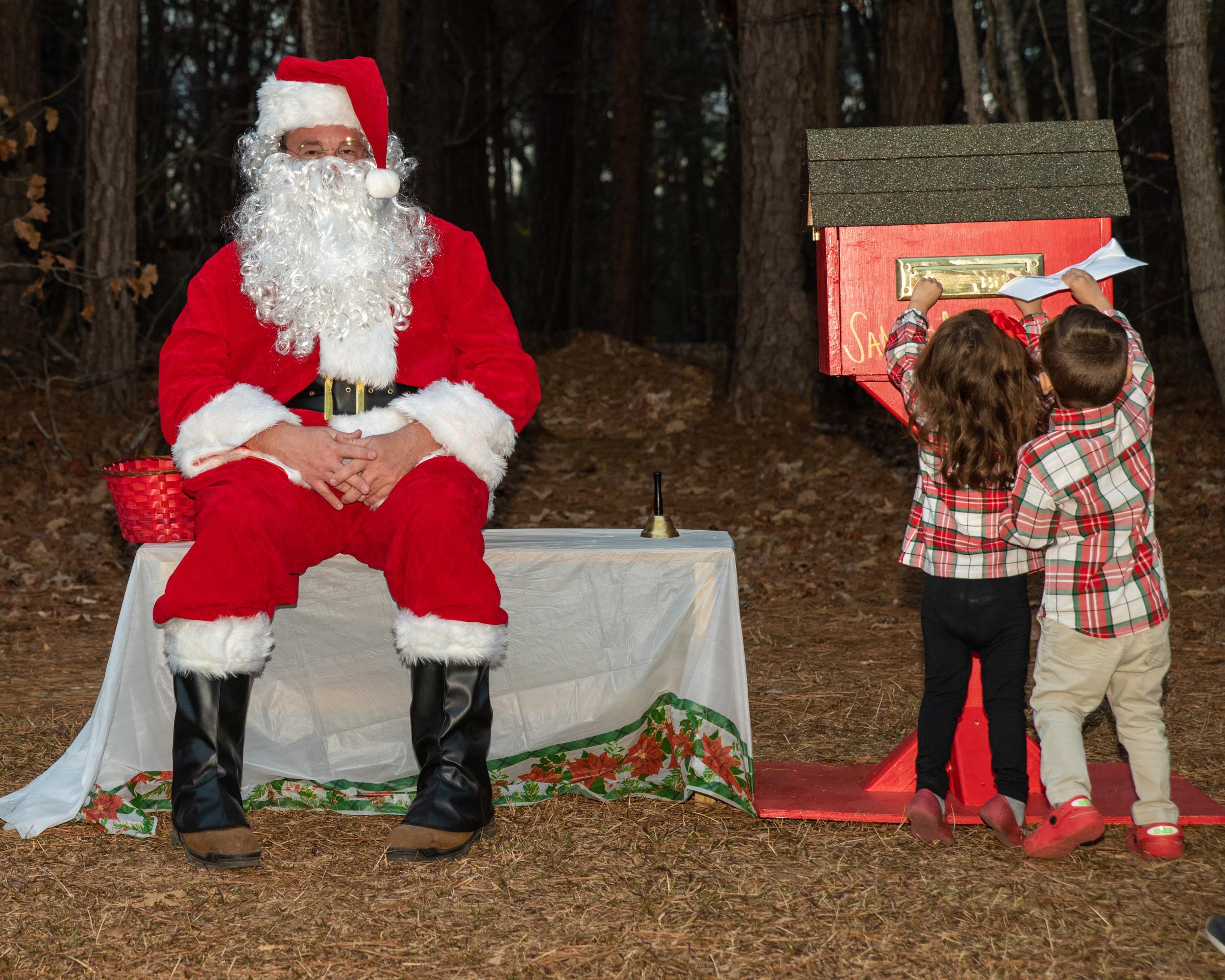 Holiday in the Park 2021 - Santa with kids at letter box